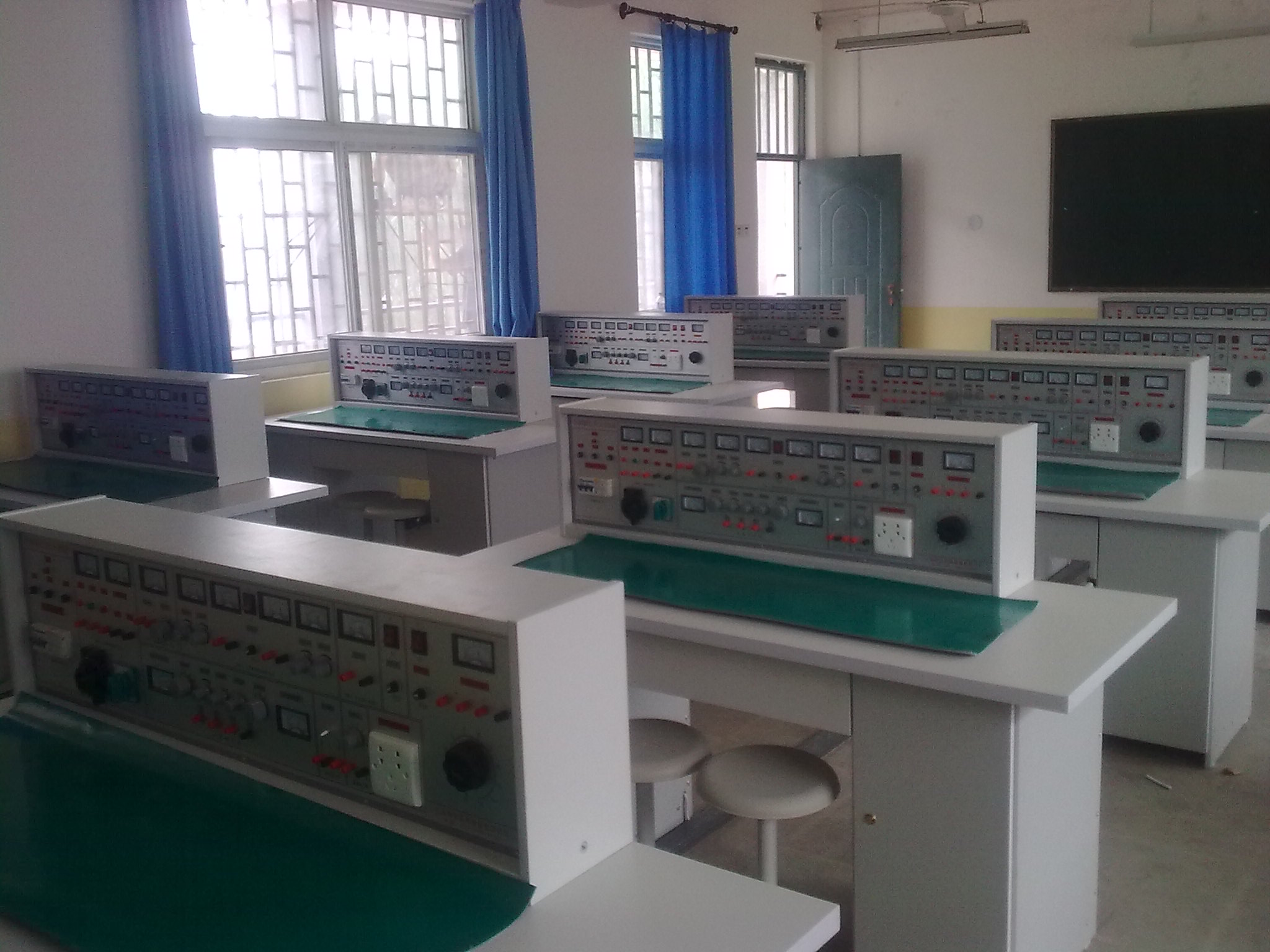 通用電工電子實(shí)訓(xùn)臺(tái),電工電子實(shí)訓(xùn)設(shè)備,電工電子實(shí)訓(xùn)裝置
